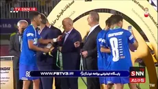 رضاوند برای پاسخ به یک کُری‌خوانی با شیرموز و مخلوط‌کن روی سکو رفت!
