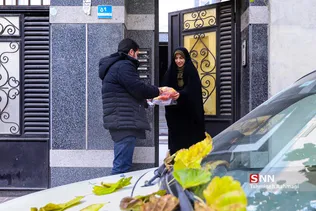 با آماده شدن کلاه و شال گردن ها، داوطلبان با گروه جهادی تماس گرفته و اعضای گروه برای تحویل به درب منازل داوطلبان می روند./ آقای غلامی در حال تحویل دو دست شال و کلاه بافته شده از خانم نوری ساکن در خیابان ١٧شهریور تهران است./ در این طرح بیش از 300 جفت شال و کلاه توسط داوطلبان بافته شد.