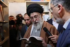 رهبر انقلاب: مردم هنوز کتاب می‎خرند و برای خواندن، می‎خرند/ وزرای فرهنگ و صنعت مسئله کاغذ را حل کنند؛ اینطور نمی‌شود