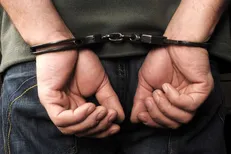 دستگیری صراف قلابی / کلاهبردار ارزی از سرمربی مطرح خارجی به دام پلیس افتاد