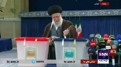 رهبر انقلاب رای خود را در صندوق انتخابات انداختند