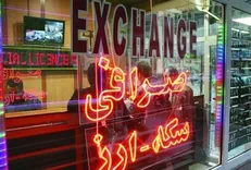 صرافی‌های غیرمجاز مصداق قاچاق‌چیان ارز/ آیا کنترل بازار ارز از دست بانک مرکزی خارج شده است؟