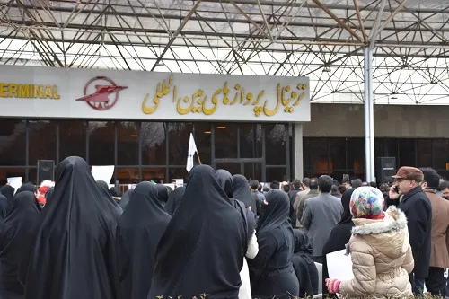 تجمع دانشجویان کرمانشاهی در فرودگاه شهید اشرفی