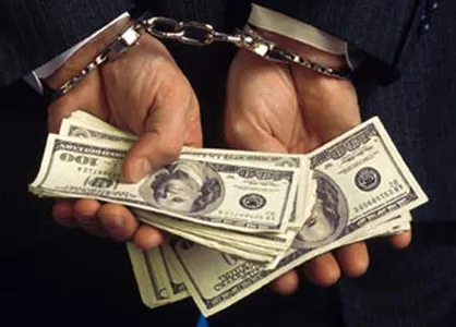تلاش پدر و پسر بدهکار بانکی برای فرار از کشور