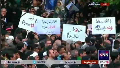 دست&zwnj;نوشته&zwnj;های مردم در مراسم تشییع شهید جمهور: مثل &laquo;تو&raquo; را انتخاب می&zwnj;کنم/ با انتخاب غلط &laquo;خونت&raquo; را هدر نمی&zwnj;دهیم