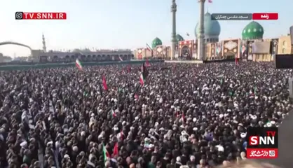 قاب ماندگار از حضور خیل عظیم مردم عزادار در مسجد جمکران، برای اقامۀ نماز بر پیکر مطهر رهبر شهید انقلاب و شهدای خانواده ایشان