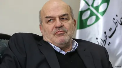 کلانتری رأی خود را به صندوق حسینیه ارشاد انداخت