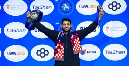 محمدهادی ساروی پس از کسب دومین مدال طلا در کشتی فرنگی جهان: این مدال را به مردم عزیز کشورم تقدیم می&zwnj;کنم