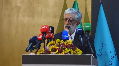حداد عادل:برای رهبر شهید هنوز شعر نگفتم چون هنوز با این داغ کنار نیامده‌ام/رهبر انقلاب همانند پدر بزرگوارشان جامعه کارگری و تولید را مهم می‌دانند+فیلم