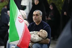 «در روح و جان من می‌مانی ای وطن»/ شور مردم رشت در قرار هشتاد و دوم  ایستادگی برای ایران+فیلم