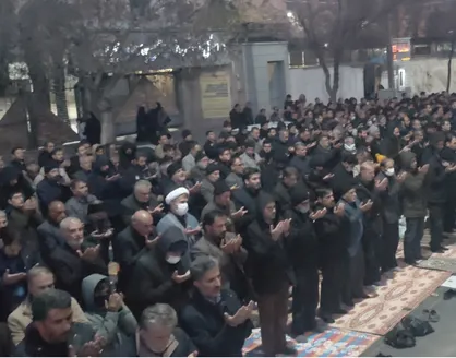 روزه&zwnj;دارن چهارمحال و بختیاری صحنه را ترک نکردند و نماز مغرب و عشا را در خیابان اقامه کردند + فیلم