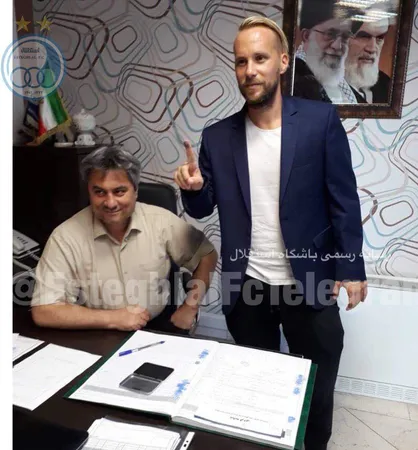 قرارداد بازیکن جدید استقلال در هیات فوتبال ثبت شد