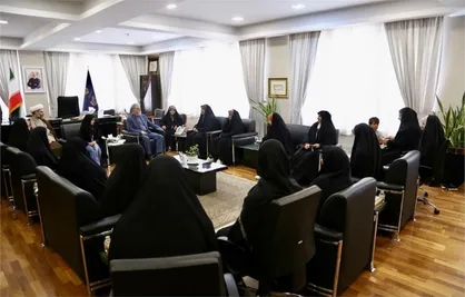 تکریم وزیر فرهنگ و ارشاد اسلامی از دختران شهدا /صالحی: ایستادگی ایران در برابر توطئه ها، ثمره خون شهیدان است