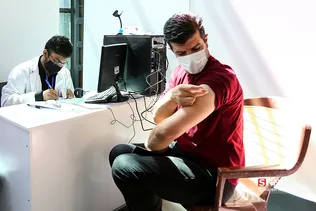 بازدید علیرضا زالی از مرکز واکسیناسیون بسیج دانشجویی
