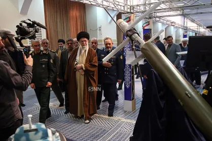 بازدید رهبر انقلاب از ماکت پهپاد قاهر در حاشیه نمایشگاه آخرین دستاورد&zwnj;های دانشمندان صنعت دفاعی کشور+ عکس
