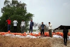 گروه‌های جهادی دانشجویان نیک‌شهر برای کمک‌رسانی سیل در فنوج پای کار بودند