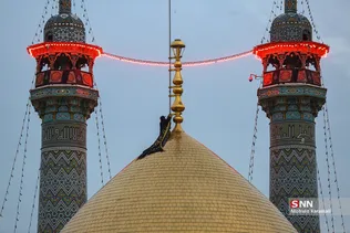 آیین تعویض پرچم گنبد حرم مطهر حضرت معصومه