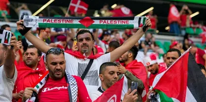 پرچم فلسطین در دستان هواداران تونسی حین بازی مقابل دانمارک
