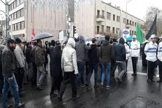 خیل جمعیت راهپیمایان تهران در زیر بارش نعمت الهی