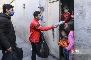 توزیع شال و کلاه های بافته شده در محله دروازه غار تهران توسط اعضای گروه جهادی والعصر