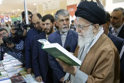 فیلم/ بازدید مقام معظم رهبری از نمایشگاه کتاب ۱۳۹۸