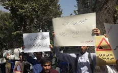 جمعی از دانشجویان در اعتراض به خصوصی‌سازی مقابل ساختمان قوه قضائیه تجمع کردند + عکس و فیلم