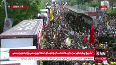 تصاویری از متبرک کردن پارچه و چفیه با تابوت پیکر شهدای اقتدار