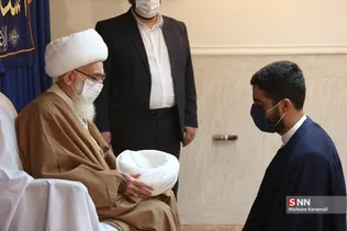 
ملبس شدن جمعی از طلاب به دست آیت الله نوری همدانی
