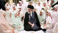 دخترانی که در جشن تکلیف همراه رهبر انقلاب وارد حسینیه شدند را بشناسید +تصاویر