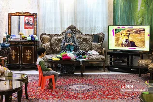 خانم تبریزی یکی از داوطلبینی ست که بیشترین تعداد بافت شال و کلاه را تقبل کرده است و در این بین تعدادی از کامواها را به دوستان خود سپرده که آنهارا نیز در ثواب این کار شریک کند: «هرسال دراین ایام برای فرزندان و نوه هایم شال و کلاه و لباس زمستانی می بافم و امسال تعداد بافته هایم را بیشتر کردم، هرچند در قرنطینه هستم و از منزل خارج نمی‌شوم اما با دوستان و همسایگان تصمیم گرفتیم با شرکت دراین کارخیر، در دوران قرنطینه خودمان را سرگرم کنیم.»