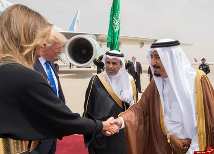 دروغ ترامپ درباره دست دادن ملک سلمان با ملانیا