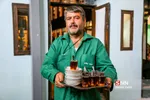 خادمان حسینیه بنکدار مرتب از عزاداران حاضر در جلسه پذیرایی می کنند