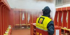 ضدعفونی ورزشگاه فولاد در آستانه دیدار با ماشین‌سازی +عکس