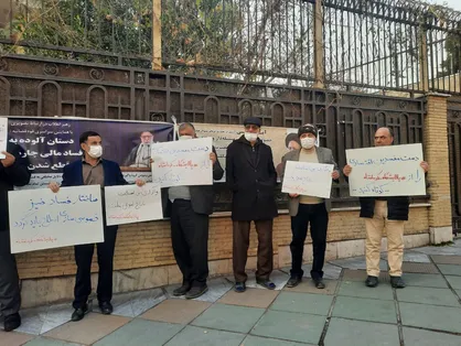 جمعی از دانشجویان و کارگران پالایشگاه کرمانشاه مقابل وزارت دادگستری تجمع کردند