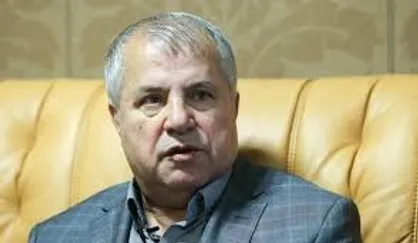 پروین جام قهرمانی را روی سکو می&zwnj;گذارد