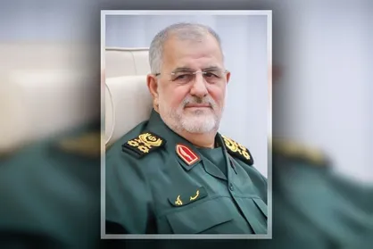 تصاویر دیده&zwnj;نشده از دیدار سردار پاکپور با خانواده شهدای مدافع امنیت + فیلم