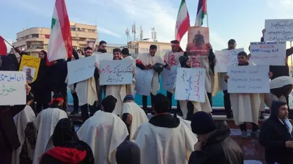 جمعی ازمردم تهران، &laquo;کفن پوش&raquo; در مراسم تشییع شهید سلیمانی شرکت کردند