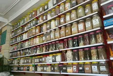 کشف ۴ هزار لیتر دارو، عرقیات گیاهی و روغن خوراکی غیرمجاز از مخفیگاه عطار قلابی