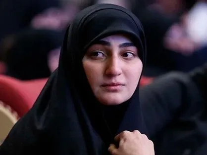 آیت الله رئیسی در زمان غبار روبی حرم زمانی که حال معنوی پدر را دیدند گفتند ایشان باید به داخل ضریح بیاید