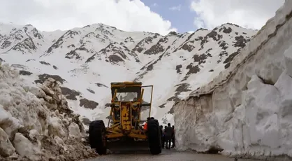 بازگشایی گردنه برفی بیژن پس از مسدودی چندماهه