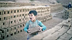 دلیل مداحی محمود کریمی در کوره‌پزخانه‌ها! + عکس