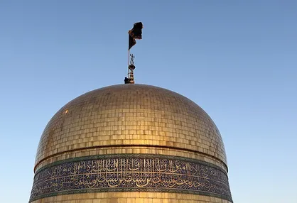 تعویض پرچم گنبد حرم منور رضوی در سوگوار شهادت سپهبد سلیمانی