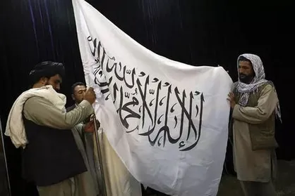 اهتزاز پرچم طالبان بر فراز کاخ ریاست جمهوری