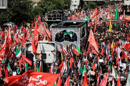 عطارزاده: خودروی حامل پیکر مطهر رهبر شهید انقلاب در میدان آزادی متوقف شده است