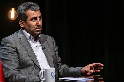 فیلم/ عقربه شفافیت روی &laquo;۱۰:۱۰ دقیقه&raquo;؛ در دولت قبل جمشید بسم&zwnj;الله بود، الان حمید قل&zwnj;هوالله!