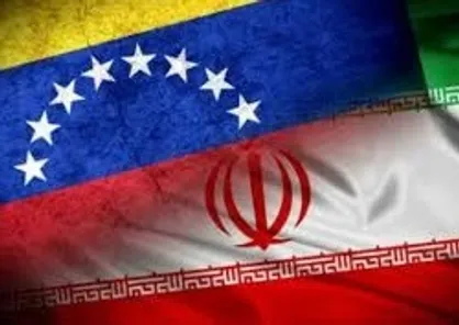 عکس| اهتزاز پرچم ایران توسط جوانان ونزوئلا در مقبره هوگو چاوز