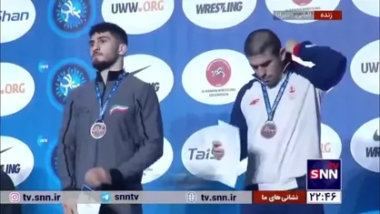 لحظه اهدای مدال برنز به محمد نخودی