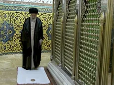 روایت تصویری کوتاه از حضور رهبر انقلاب در بارگاه مطهر امام‌زادگان مشهد اردهال کاشان در تابستان ۱۳۹۵