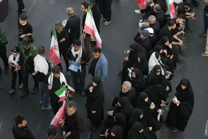 چشم انتظاری مردم برای پیکر رهبر شهید در میدان انقلاب + فیلم