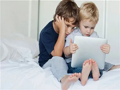 گوشی&zwnj;های هوشمند و کابوس والدین/ استفاده کودکان از موبایل را چگونه مدیریت کنیم؟